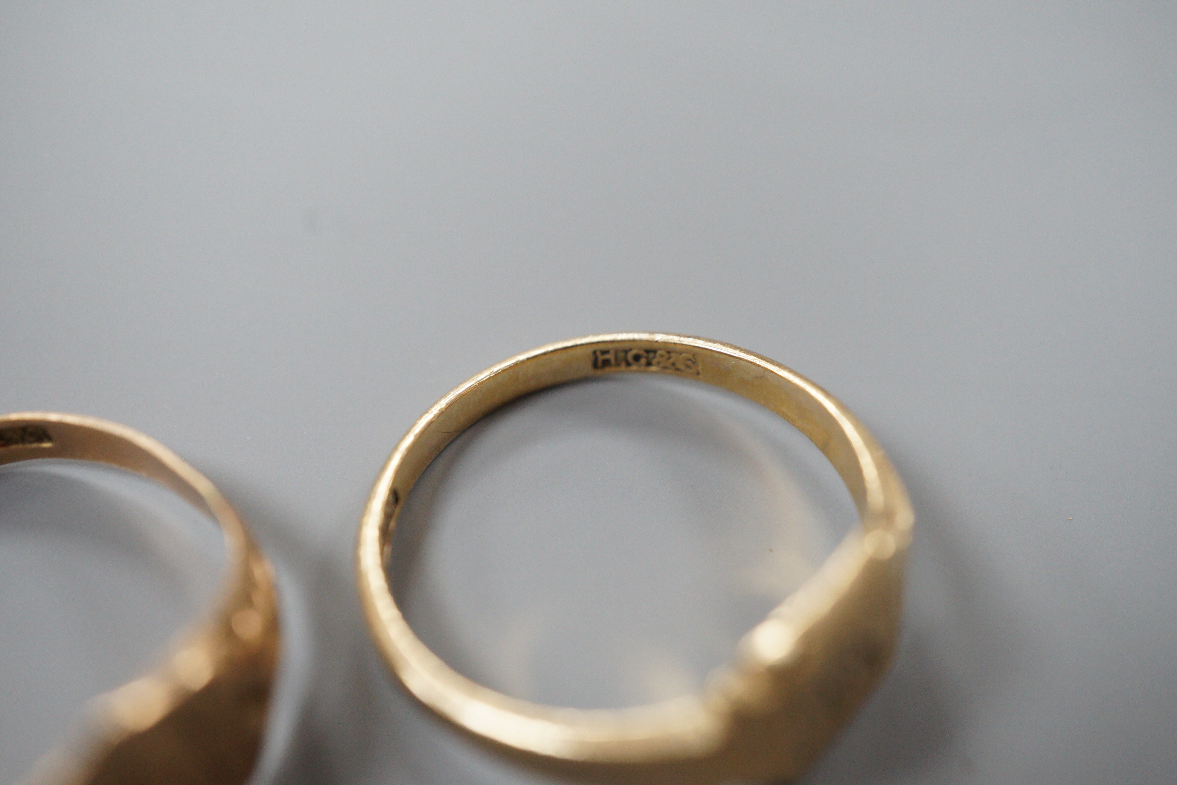 Two 9ct gold signet rings, both with engraved initials, 3.9 grams.